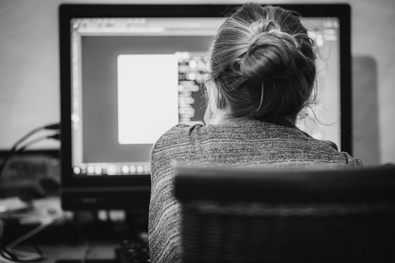 Stijlvolle dual-monitor bureaubladkantoor
